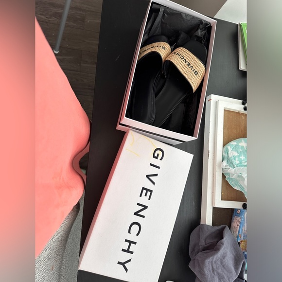 Givenchy flat shoes for women - Picture 6 of 7